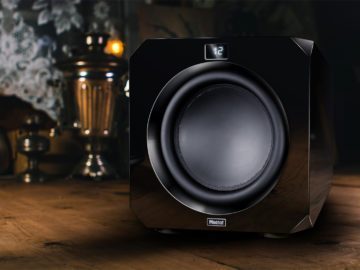 Omega CS – Active subwoofer with a 12 inch cone and a 525/1100 watt amplifier