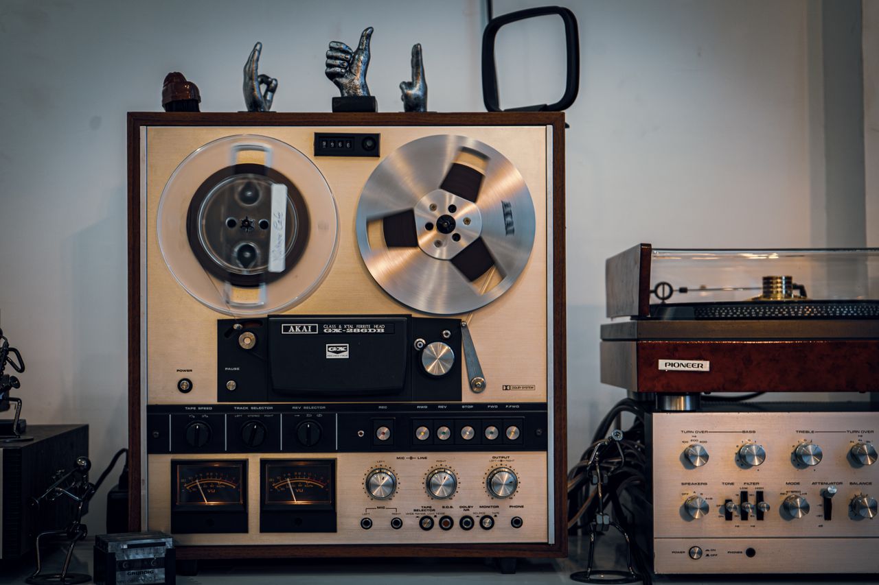 hero-img Vintage audio setup featuring a classic reel-to-reel tape recorder and turntable.